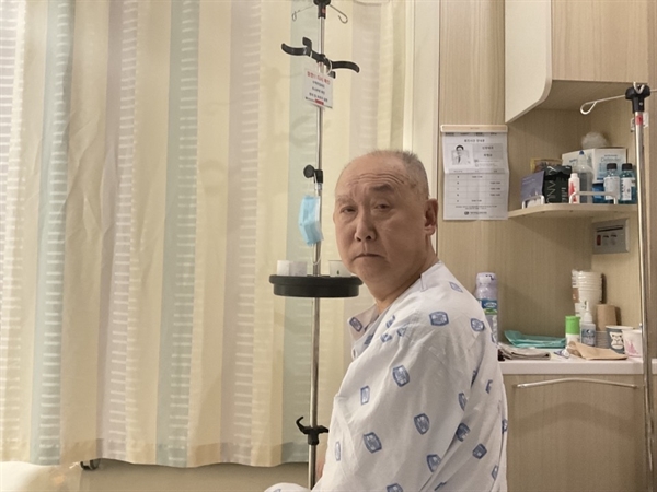 강주성 활동가가 최근 입원 치료를 받는 모습. 만성골수성백혈병으로 투병했던 그는 최근 자가면역질환 증상으로 신장 기능, 시각·청각이 악화돼 병원 치료를 받고 있다.