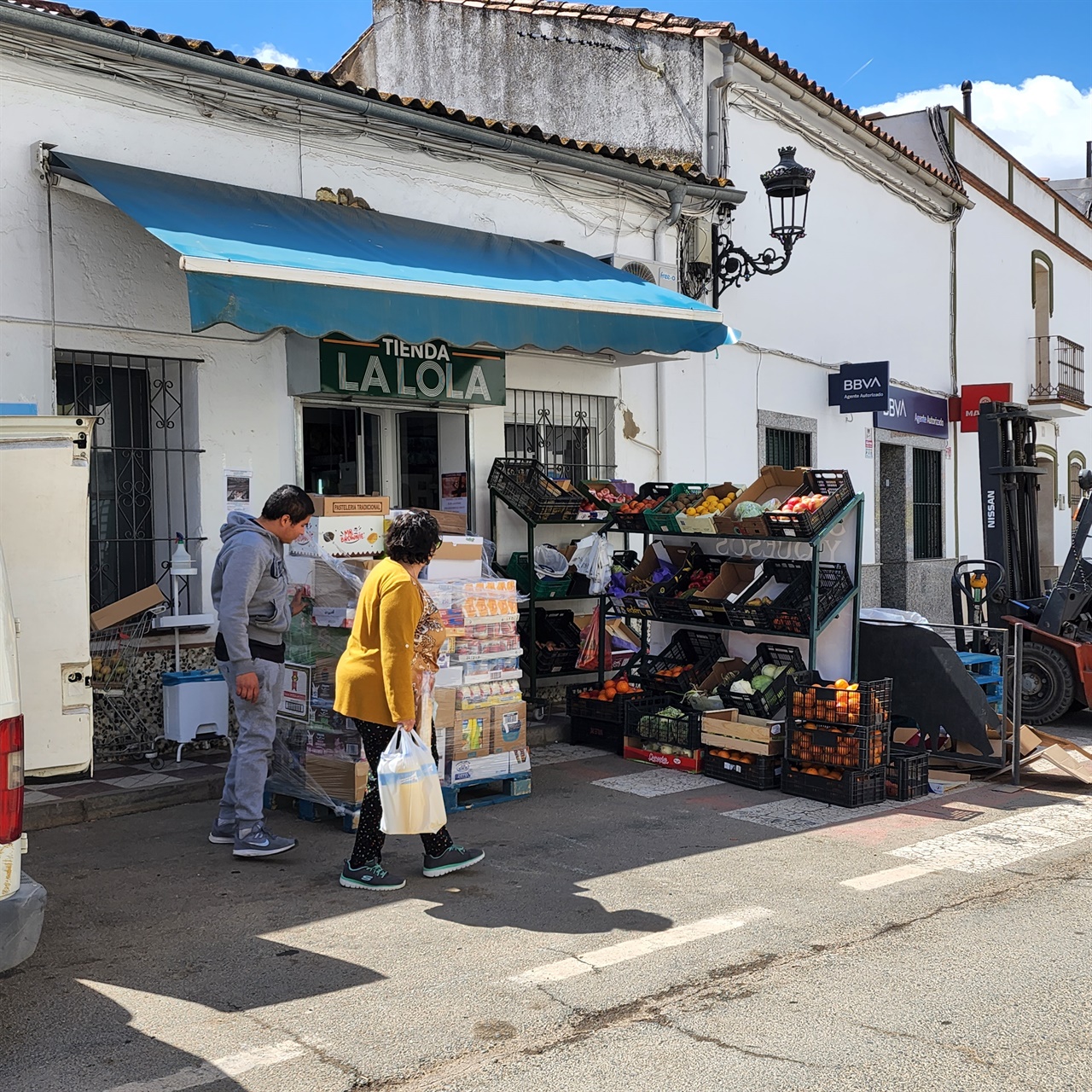 동네 슈퍼에 해당하는 Tienda. 순례객들은 다음날 걷는데 필요한 먹거리나 생수를 구입한다.