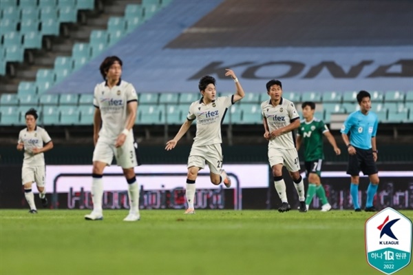 인천 유나이티드 인천이 전북과의 21라운드 원정 경기에서 득점한 뒤 기뻐하고 있다.