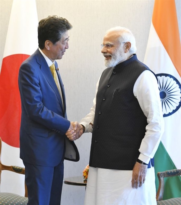 지난 5월 24일 도쿄에서 아베 신조 전 총리와 만난 나헨드라 모디 인도 총리의 모습.
？