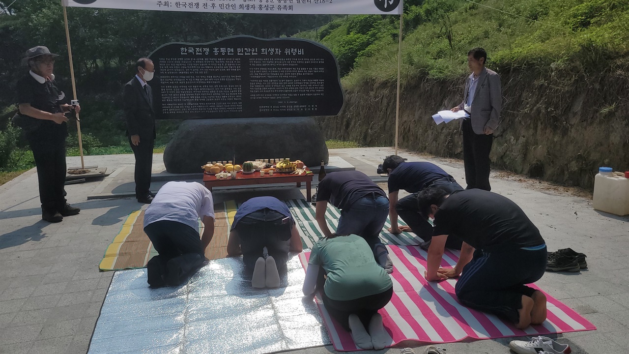 홍성군 홍동면에 한국전쟁 전후 희생된 민간인을 추모하는 위령비가 건립된 가운데, 유족들이 희생자들을 추모하고 있다
