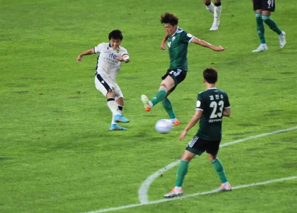  80분, 인천 유나이티드 FC 김성민이 오른발 슛으로 프로 데뷔골을 터뜨리는 순간