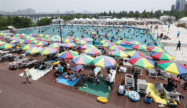 전국적으로 찜통더위가 계속되고 있는 10일 오전 서울 여의도한강공원수영장을 찾은 시민들이 물놀이하며 더위를 식히고 있다.

