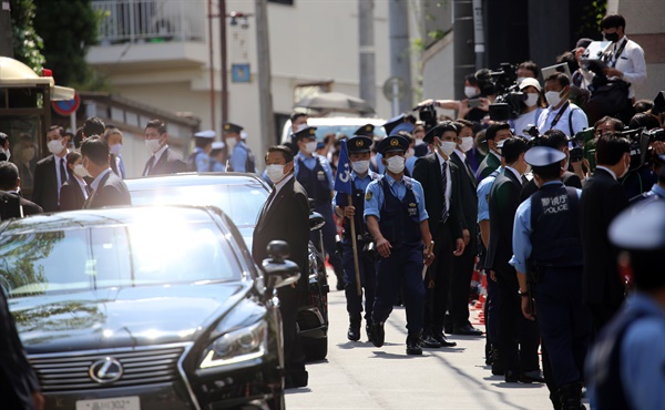 9일 오후 일본 도쿄도 시부야구 소재 아베 신조 전 총리의 자택 앞 골목에 기시다 후미오 총리 일행의 차량이 정차한 가운데 경찰이 경계 근무 중이다.