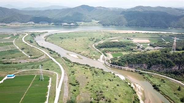 흐르는 황강은 맑은 반면 흐르지 않는 저 멀리 낙동강은 녹색빛이다. 