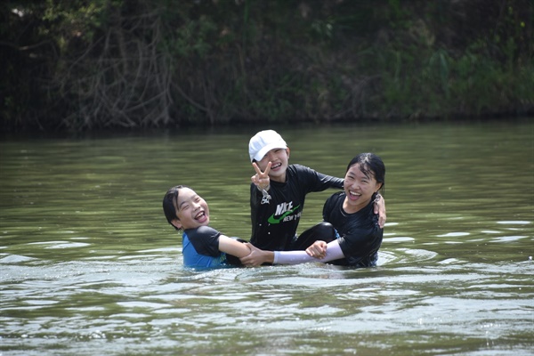 미래세대 낙동강 탐사대 아이들이 황강에서 신나게 놀고 있다. 