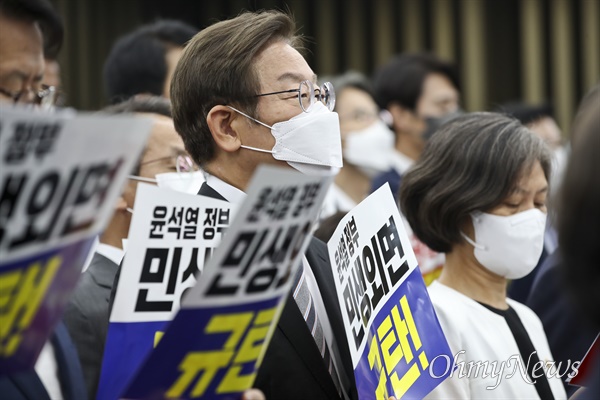 더불어민주당 이재명 의원이 11일 서울 여의도 국회에서 열린 의원총회에서 윤석열 정부를 비판하는 내용의 피켓을 들고 있다.