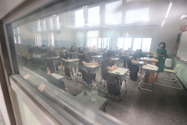 지난 6일 오전 서울의 한 고등학교에서 고등학교 3학년 학생들이 7월 모의고사를 보고 있다. 자료사진.