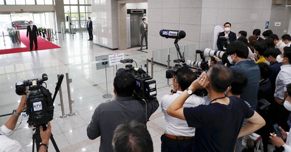 윤석열 대통령이 12일 오전 서울 용산 대통령실 청사로 출근하며 기자들과 거리를 두고 질의응답을 하고 있다. 2022.7.12 