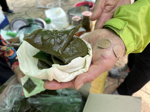 양배추잎에 담은 쑥떡. 넷제로장터에서 미호동 주민이 판매하는 먹거리다. 