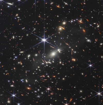미항공우주국이 첫 공개한 제임스웹 우주망원경으로 찍은 SMACS 0723 은하단 이미지.
