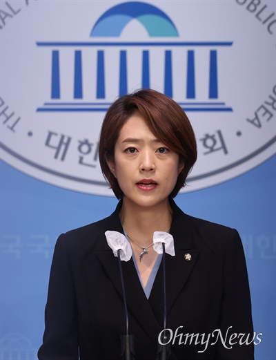 고민정 더불어민주당 의원이 12일 서울 여의도 국회 소통관에서 최고위원 출마 선언 기자회견을 하고 있다.
