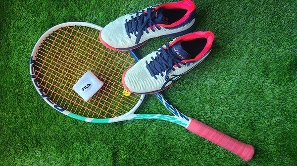 테니스 라켓과 테니스화 찍은 사진
