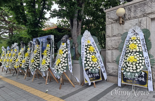  이상민 행정안전부 장관이 12일 오후 대구경찰청을 찾은 가운데 경찰청 입구에 '경찰국 반대' 조화가 20여 개 놓여 있다.