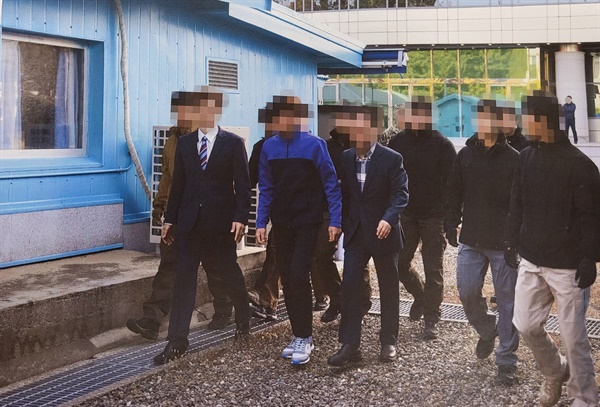 통일부는 지난 2019년 11월 판문점에서 탈북어민 2명을 북한으로 송환하던 당시 촬영한 사진을 12일 공개했다. 당시 정부는 북한 선원 2명이 동료 16명을 살해하고 탈북해 귀순 의사를 밝혔으나 판문점을 통해 북한으로 추방했다. 2022.7.12