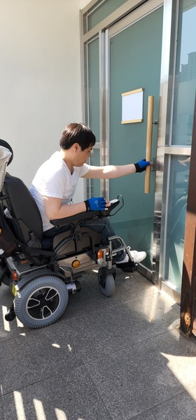 휠체어 이용자에게 공중 화장실의 문턱은 여전히 높다.  전동휠체어가 들어가려면 혼자 힘으로는 어렵다. 
