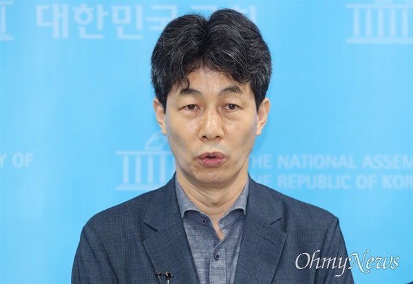 윤건영 더불어민주당 서해 공무원 사망사건 TF 위원이 13일 국회 소통관에서 열린 흉악 범죄 북한 주민 북송 관련 팩트체크 기자회견에서 취재진의 질문에 답하고 있다.