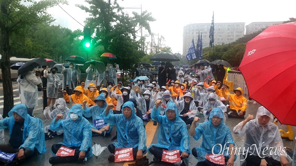13일 오후 서울 여의도 산업은행 앞에서 열린 “대우조선해양 하청노동자 총파업 투쟁승리 결의대회”