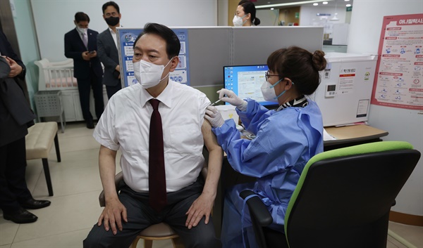 윤석열 대통령이 13일 오후 서울 중구보건소에서 화이자 백신으로 신종 코로나바이러스 감염증(코로나19) 4차 예방접종을 하고 있다.