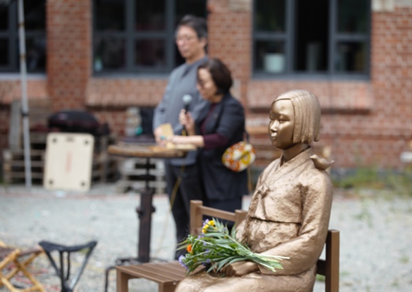 독일 카셀대 소녀상 설치 제막식에서 축사중인 김운성 작가(왼쪽)와 이를 통역중인 한정화 코협 대표의 모습.