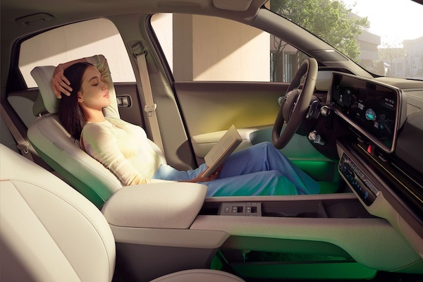 아이오닉 6의 실내는 ‘안락하면서도 개인화된 나만의 안식처’라는 콘셉트로, 운전자가 차와 교감하는 다채로운 기능적 요소들을 심어 차와 소통하는 새로운 방식을 제안한다.