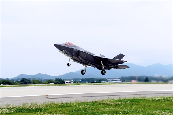 11일부터 14일까지 한미 공군이 F-35A 연합비행훈련을 실시하는 가운데, 지난 12일, 한국 공군 F-35A가 청주 공군기지 활주로에서 이륙하고 있다.