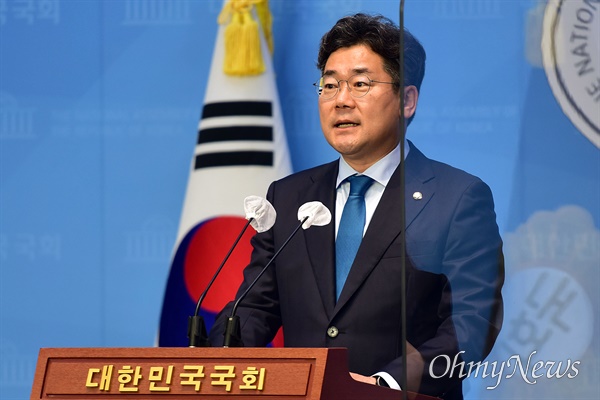 박찬대 더불어민주당 의원이 14일 서울 여의도 국회 소통관에서 기자회견을 열고 최고위원 출마를 선언하고 있다. 