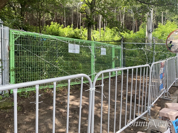 양산 평산마을에 있는 울타리에 보수극우단체가 설치해 놓았던 펼침막을 철거한 뒤 철제펜스가 들어서 있다.