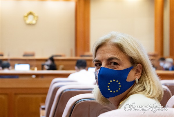 마리아 카스티요 페르난데즈 주한 유럽연합(EU) 대사가 14일 오후 서울 종로구 헌법재판소에서 형법 41조 1호와 250조 2항 중 '사형' 부분에 대한 헌법소원 사건의 공개 변론에 참관 하고 있다.