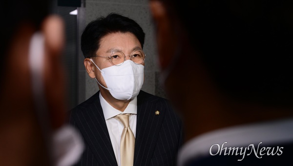 장제원 국민의힘 의원이 14일 오후 서울 여의도 국회의원회관에서 기자들의 질문에 답하고 있다.