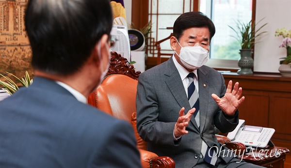 김진표 국회의장이 14일 국회 의장실을 예방한 한덕수 국무총리를 접견하고 있다. 