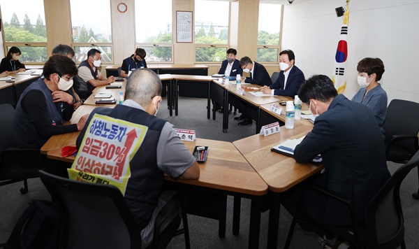  박완수 경남도지사가 민주노총 경남본부, 금속노조 경남지부와 가진 간담회.