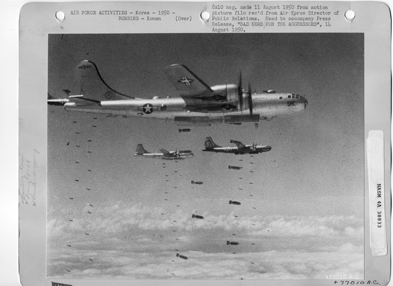  한반도를 초토화시킨 미 공군 B-29 전투기들이 융단 폭격 장면  