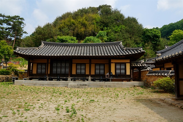 홍범식고가 사랑채 1919년 사랑채는 괴산만세운동을 준비했던 곳이다. 사랑채 오른쪽에 딸려 있는 샛문 너머에 안채가 나란히 있다. 대문채-사랑채-안채의 수직구조를 벗어나 사랑채와 안채가 수평으로 배치되었다. 이는 중부지방의 살림집 특징이다. 