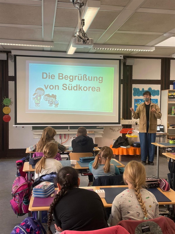독일 아이들에겐 낯선 한국의 인사법을 배우고 있다.
