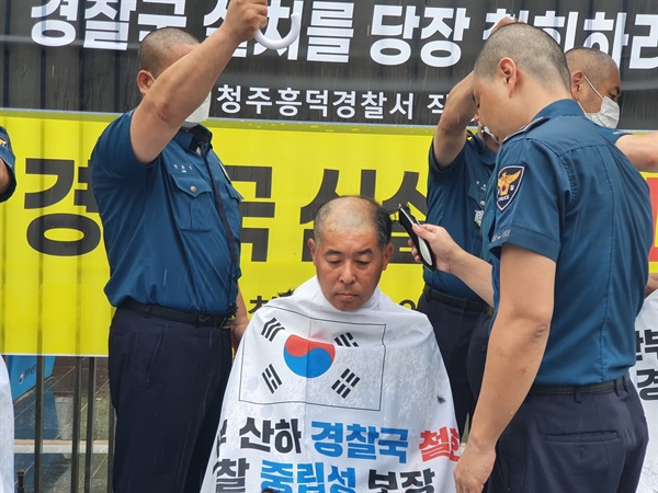 김균안 태안경찰서직잡협의회 회장이 새종 청사 앞에서 삭박투쟁을 통해 경찰국 신설의 반대 의지를 다졌다