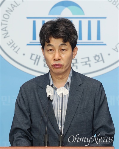 윤건영 더불어민주당 의원이 지난 7월 15일 국회 소통관에서 기자회견을 하고 있다. 