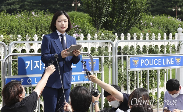 박지현 더불어민주당 전 공동비상대책위원장이 15일 국회 정문 앞에서 기자회견을 열고 차기 당대표 경선 출마 선언을 하고 있다. 