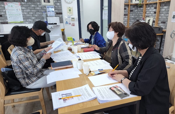 인천광역시 사회서비스원은 지난 2월부터 오는 8월까지 '50+ 고령친화 모니터링단' 사업을 진행한다. 이번 사업은 인천시의 위탁을 받아 이루어졌다. 사진은 모니터링단의 회의장면.