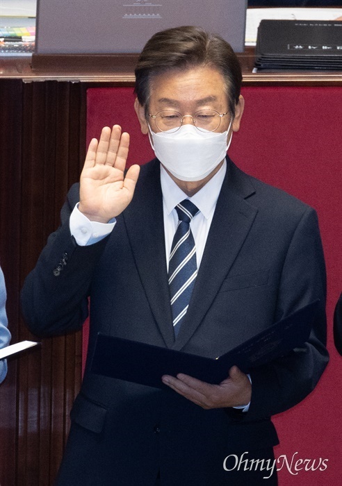 이재명 더불어민주당 의원이 4일 오후 서울 여의도 국회에서 열린 제398회 국회(임시회) 제1차 본회의에서 국회의원 선서를 하고 있다.