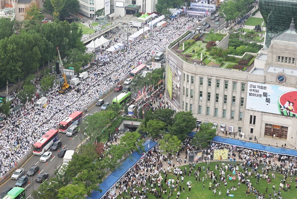 2022년 7월 16일 서울광장에서 3년 만에 퀴어문화축제와 맞불 집회가 열렸다. 당시 모습.