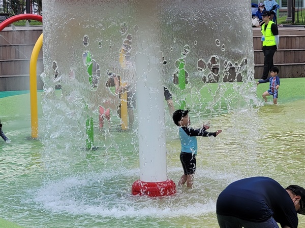 홍북읍 내포신도시에 설치된 물놀이장에서 아이들이 무더위를 식히고 있다