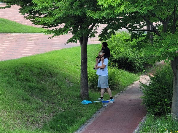 신리천 공원에는 아빠와 함께 목말을 타며 주말을 즐기는 모습도 눈에 띄었다.