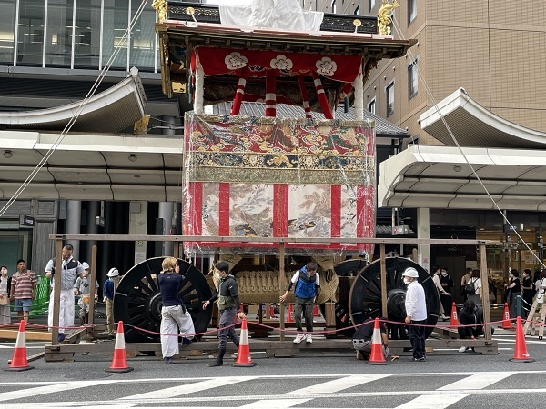          마을 사람들은 축제 2주 전부터 가마호코 신가마를 조립하기 시작했습니다.