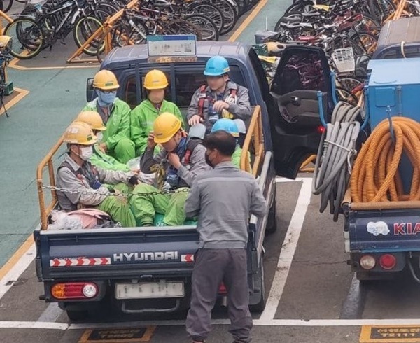 대우조선해양 사내에서 작업장까지 이동하는 트럭 중 하청노동자들이 타는 트럭모습
