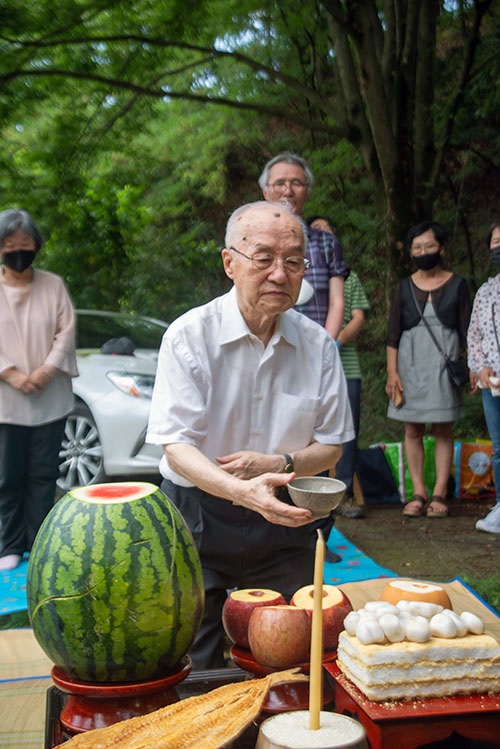 추모의 잔을 올리는 권상능 선생. 그는 임종업 선생의 외동딸 임미정의 남편으로 그 일가의 비극을 함께 지고 왔다.