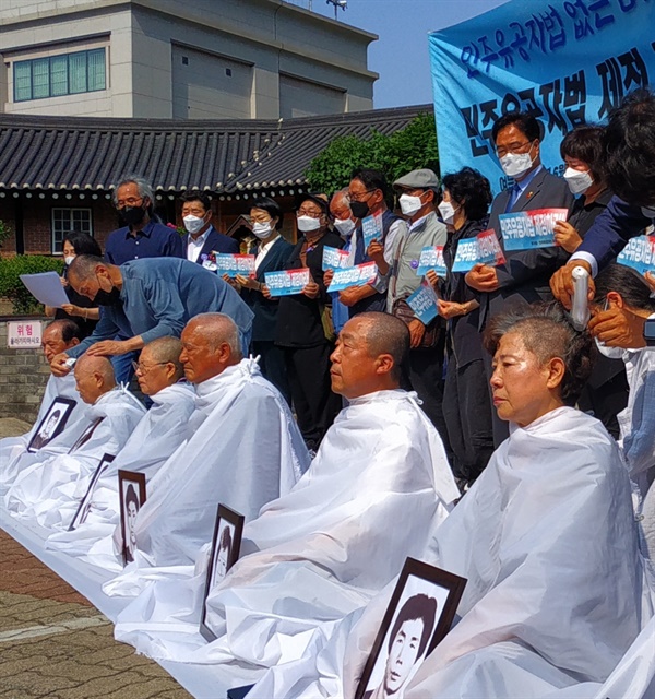 '민주윺공자법 제정'을 요구하는 삭발식 장면 박종철 열사의 형 박종부(오른쪽에서 두 번째)도 지난 6월 10일 6.10민주항쟁 35주년 기념식이 열린 성공회대성당 입구에서 동생 박종철 열사의 영정 사진을 들고 삭발을 했다.