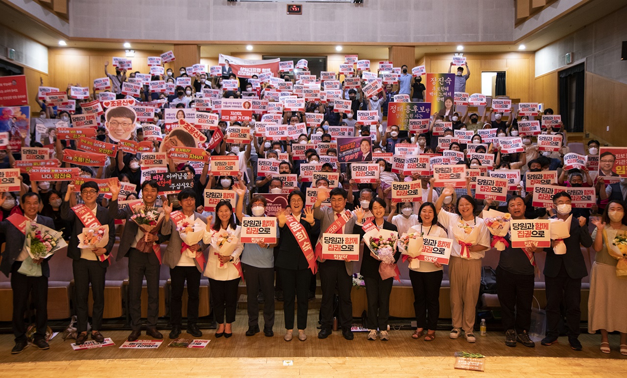 진보당 2기 전국동시당직선거 서울·경기지역 합동유세에서 당원들이 피겟으로 승리를 기원하고 있다.