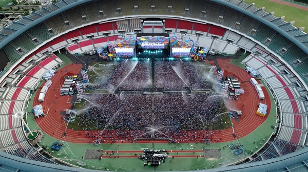 일요일밤 흠뻑쇼 17일 오후 서울 송파구 잠실 올림픽주경기장에서 열린 가수 싸이의 콘서트 '싸이흠뻑쇼 2022'에서 관객들이 물줄기를 맞으며 공연을 즐기고 있다.