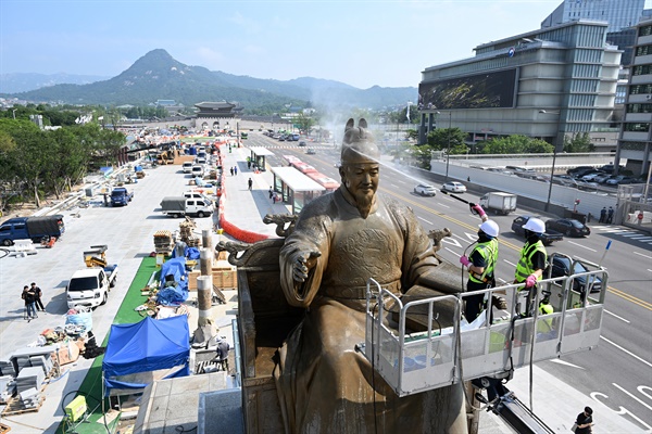  광화문광장 재조성 공사가 한창인 가운데 7월 18일 오전 세종대왕상의 묵은 때를 벗겨내는 세척 작업이 진행되고 있다.